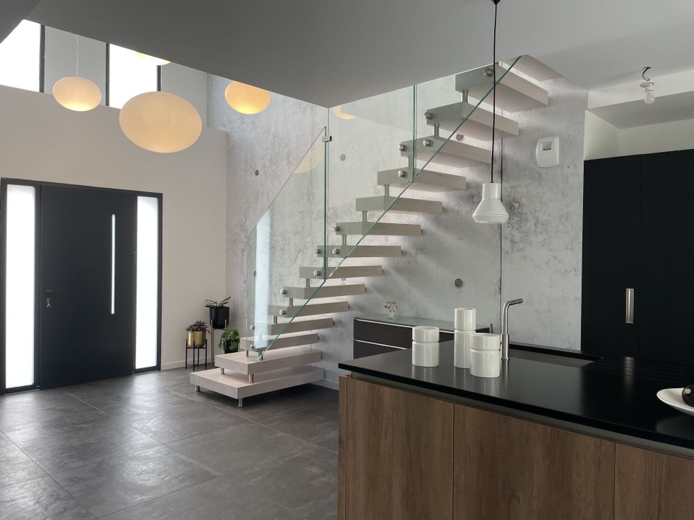 Escalier autoporteur droit en bois blanc avec garde-corps en verre