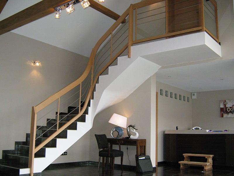 Rampe bois sur escalier béton carrelé. remplissage par balustres bois et lisses inox. Sur les horizontaux partie basse en verre sécurit.
