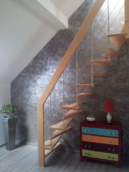 Escalier dit "Pas japonais" ou "Pas alternés" en bois, hêtre massif. Conception suspendu nova.