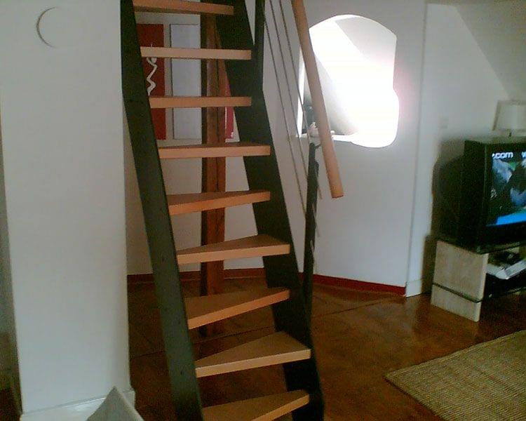 Escalier dit "Pas japonais" ou "Pas alternés" en bois, hêtre massif. Conception type Loft.