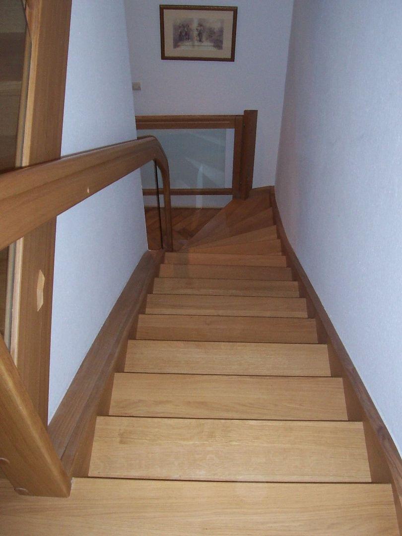 Escalier traditionnelle à limons entaillés. Marches et contremarches en bois de chêne massif.