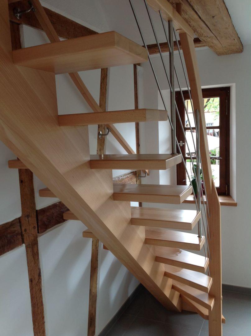 Escalier limon central bois. En hêtre massif. Rampe mixte inox et bois.