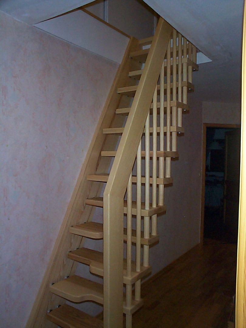 Escalier dit "Pas japonais" ou "Pas alternés" en bois, hêtre massif. Conception type Viva.
