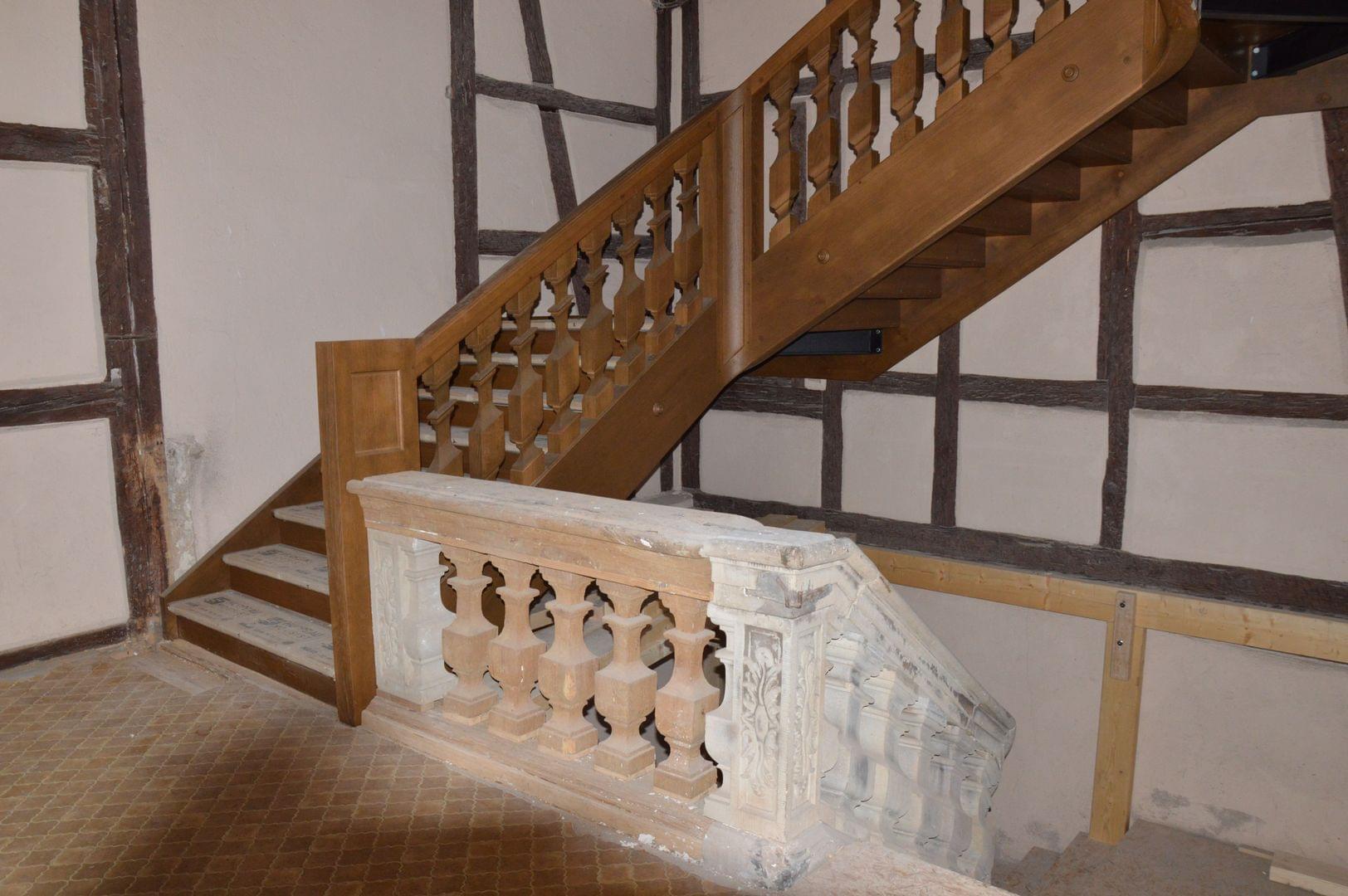 Escalier traditionnelle à limons entaillés et balustres Louis XIII. Poteaux d'angles noyaux