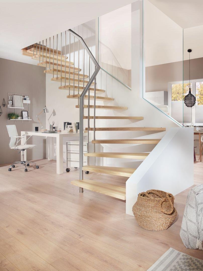 Escalier suspendu un-quart-tournant en bois teinté blanc avec garde-corps en acier inoxydable |Treppenmeister