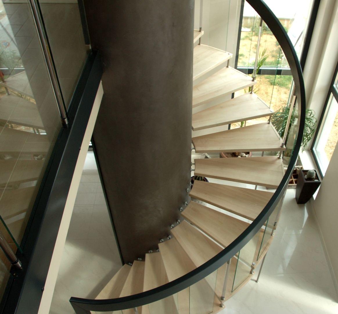 Escalier en colimaçon marches en bois garde-corps en verre moderne Treppenmeister