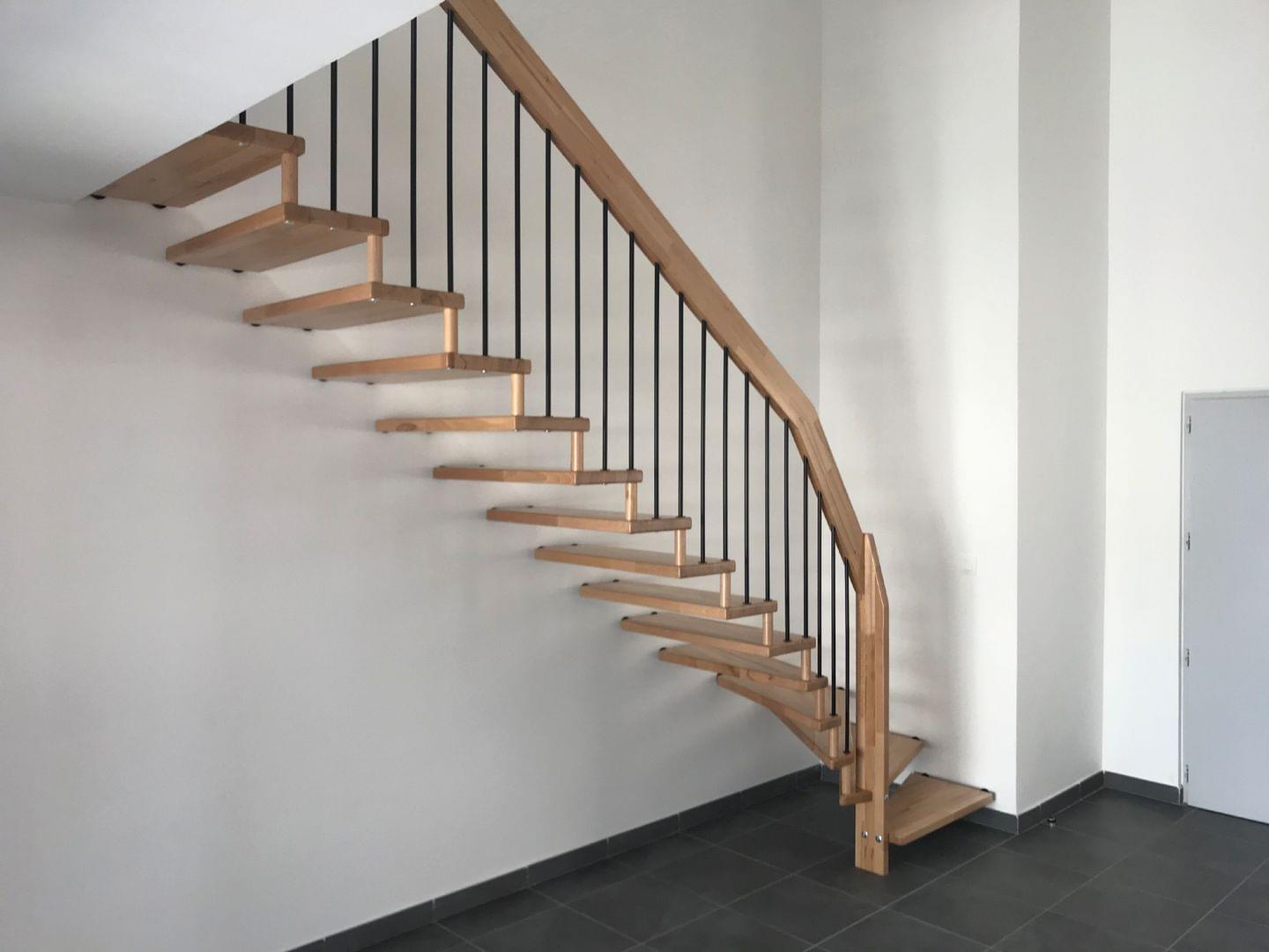 Escalier quart-tournant en bois avec balustres métalliques laquées noir - Treppenmeister