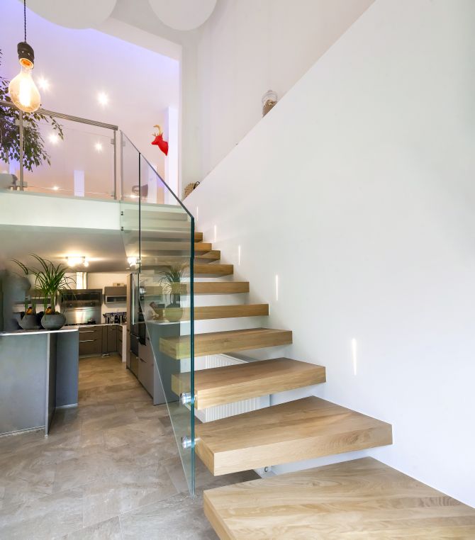 Escalierflottant design autoporteur en bois avec garde-corps en verre -Treppenmeister