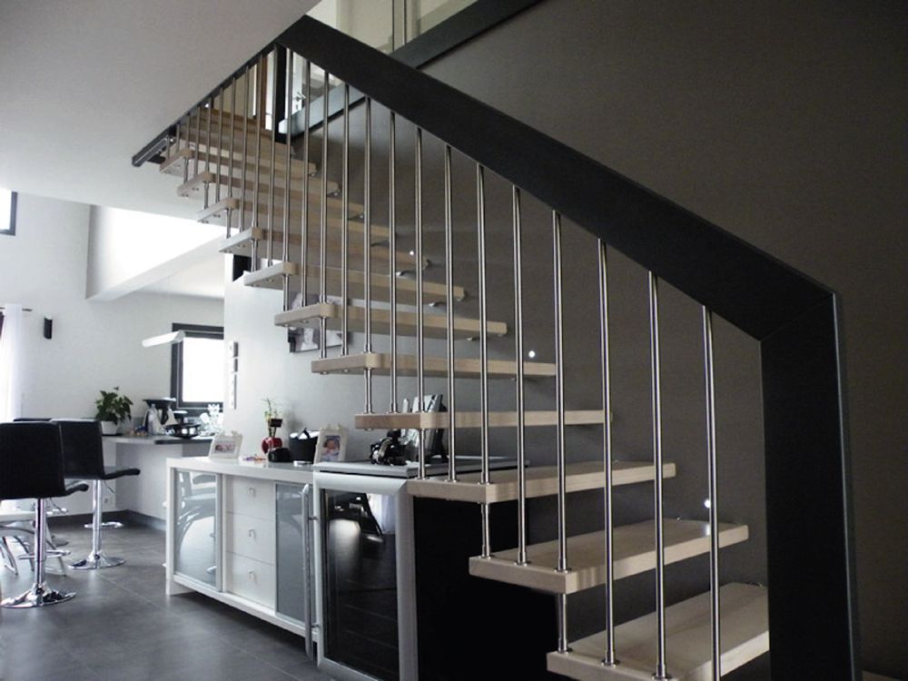 Escalier suspendu intégré dans l'agencement | Treppenmeister