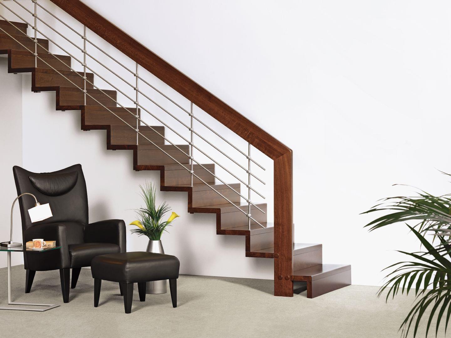 Escalier droit en bois avec contremarches, garde-corps Reling gamme Linéa de Treppenmeister