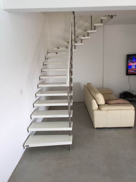 Escalier autoporteur en bois teinté blans avec garde-corps Reling en inox | Treppenmeister