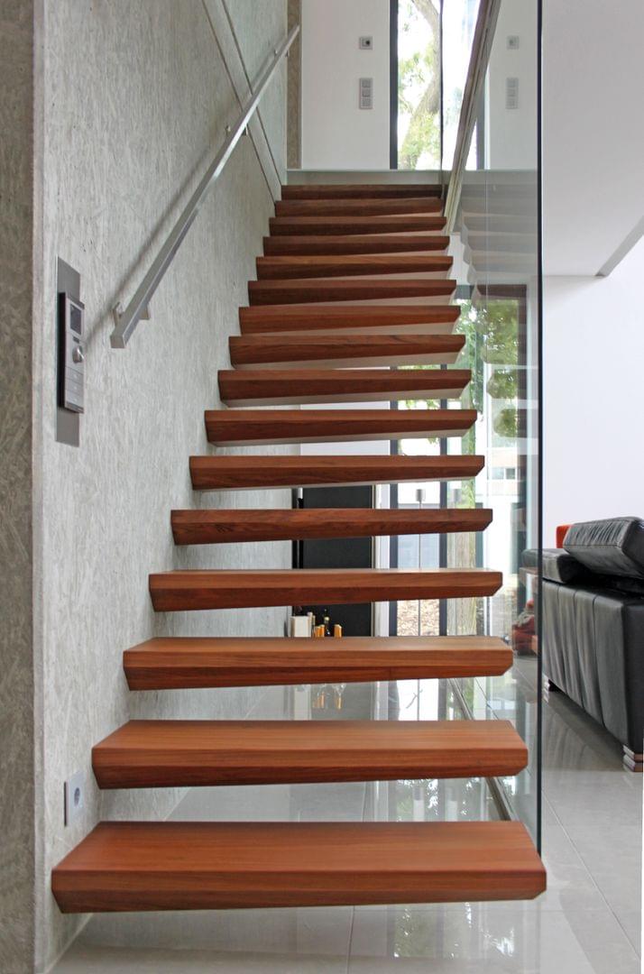Escalier flottant autoporteur en bois avec garde-corps en verre Treppenmeister