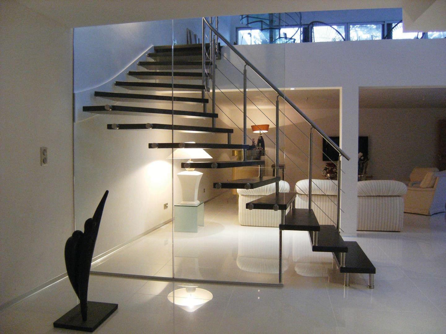 Escalier tournant autoporteur en bois avec garde-corps Reling et vitrage