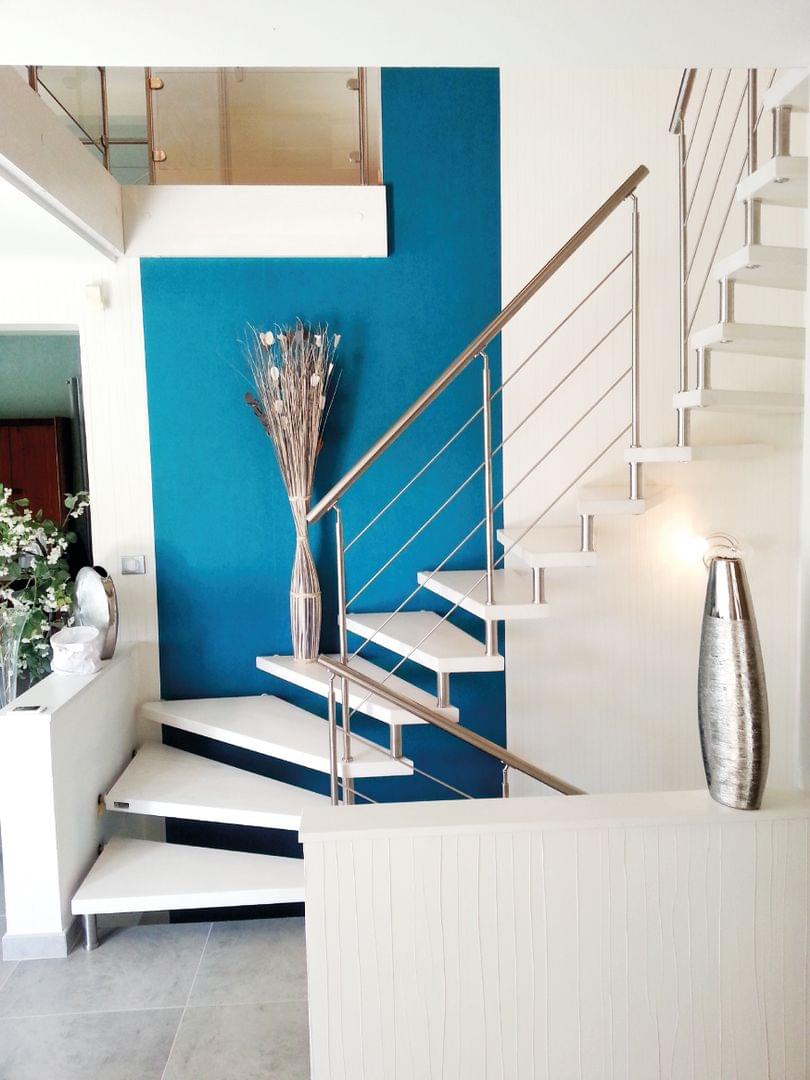 Escalier tournant autoporteur en bois teinté blanc, garde-corps Reling | Treppenmeister