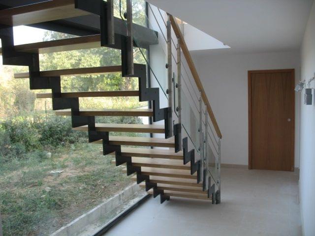 Escalier droit bois-métal avec garde-corps en verre | Treppenmeister