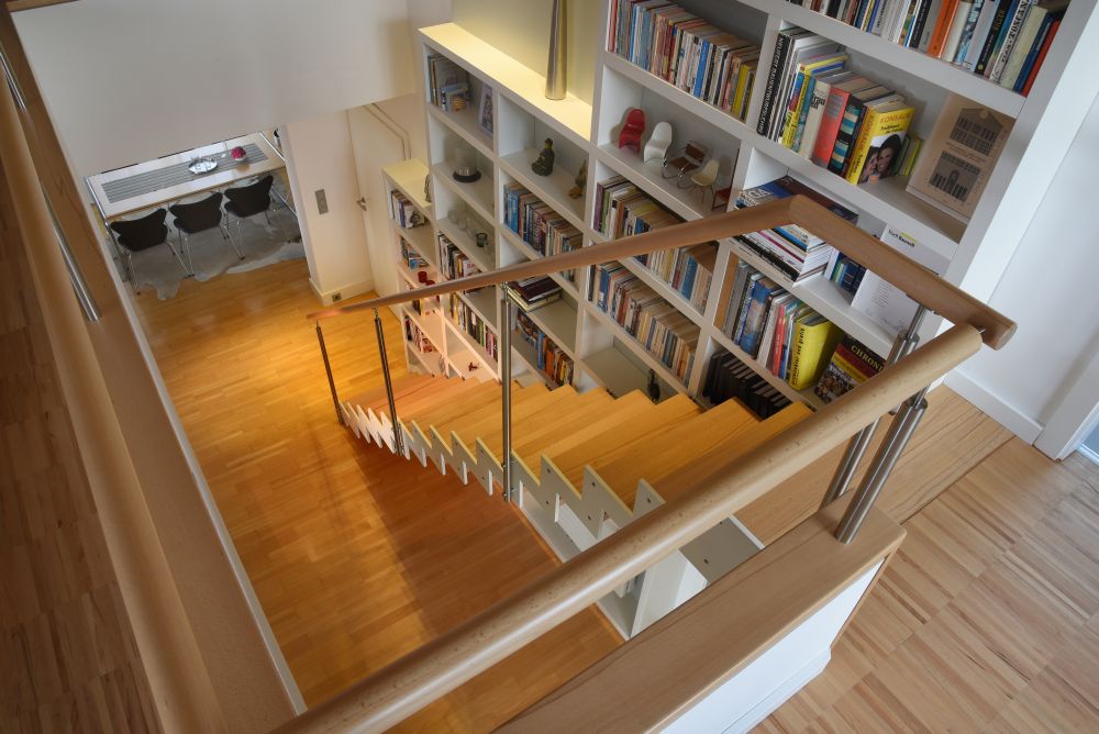 Escalier droit en bois avec rangement bibliothèque